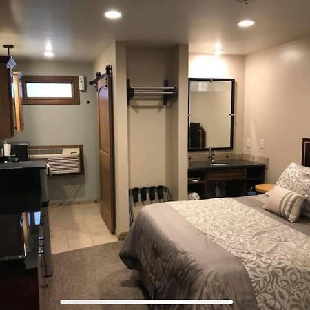 Baltzell Lodge Great Bend Екстер'єр фото