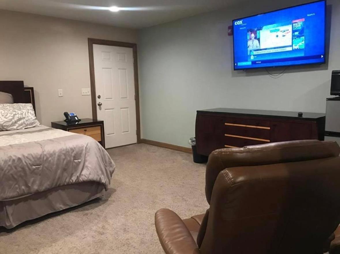Baltzell Lodge Great Bend Екстер'єр фото